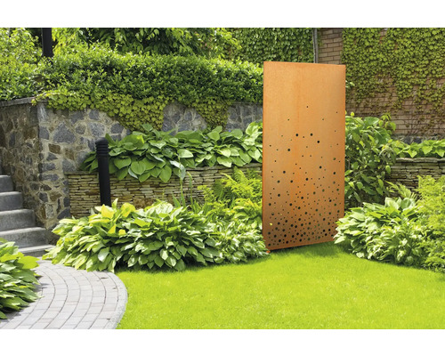 Paravan decorativ din metal cu model perforat în grădină