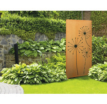 Scenă de grădină cu un paravan de confidențialitate din oțel ruginit cu motive decupate de păpădie