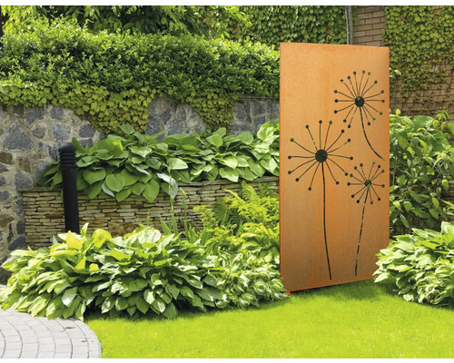 Scenă de grădină cu un paravan de confidențialitate din oțel ruginit cu motive decupate de păpădie