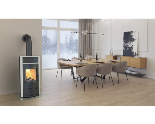 Cameră de zi cu sobă de ardere, masă de sufragerie și scaune sub o lampă suspendată.