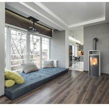 Living luminos cu pervaz, proiector și sobă de teracotă.