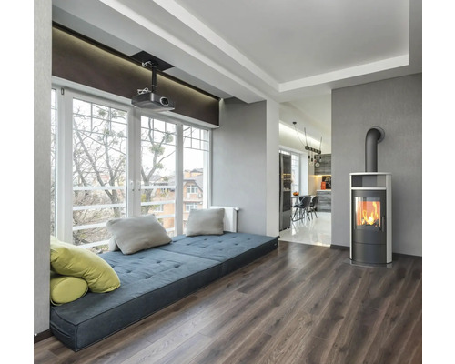 Living luminos cu pervaz, proiector și sobă de teracotă.