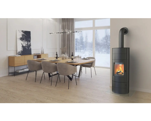 Living cu masă, scaune și sobă de teracotă.