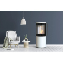 Cameră de zi cu sobă, fotoliu și măsuță laterală