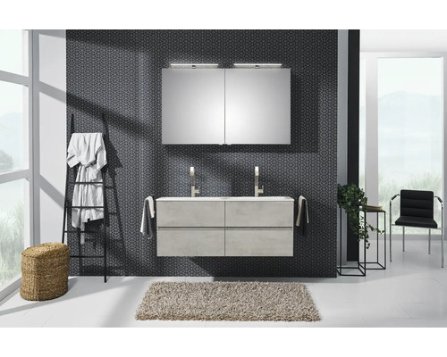 Baie luminoasă cu dulap sub lavoar, dulap cu oglindă, scară pentru prosoape și covor