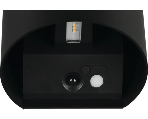 Prim-plan cu o lampă de exterior neagră cu LED, senzor și întrerupător.