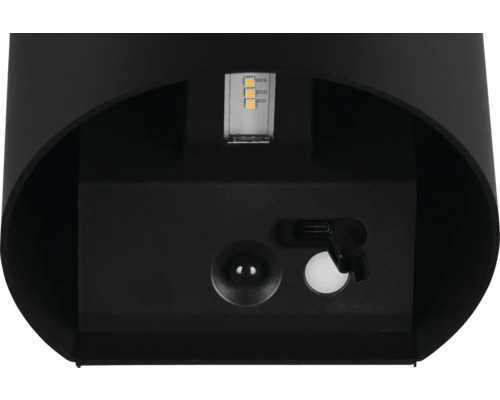 Prim-plan cu o lampă LED neagră cu port de încărcare și întrerupător