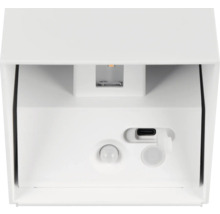 Prim-plan cu o lumină exterioară albă cu senzor de mișcare și port USB.