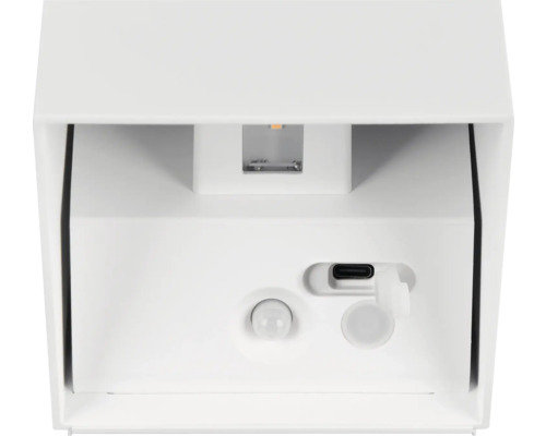 Prim-plan cu o lumină exterioară albă cu senzor de mișcare și port USB.