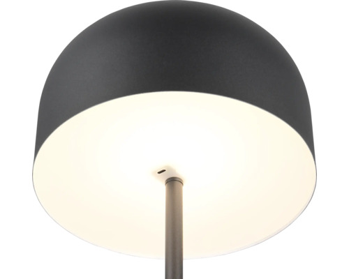 Prim-plan al unei lămpi de podea iluminate cu un abajur emisferic