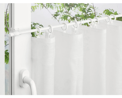 Bară de perdea cu perdele în fața unei ferestre