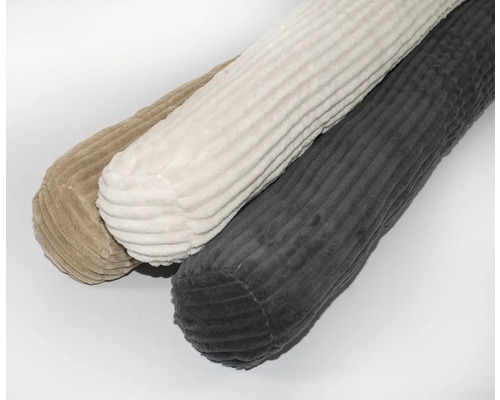 Trei perne alungite din material reiat