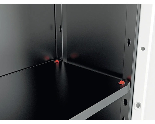 Prim-plan al unui raft metalic negru cu rafturi reglabile în interiorul unui dulap.