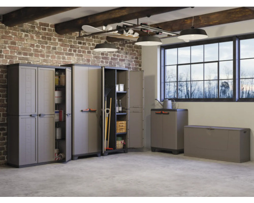 Imagine cu un subsol spațios cu dulapuri din plastic, un cufăr și un dulap inferior pentru depozitare