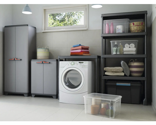 Spălătorie cu mașină de spălat, dulapuri din plastic și rafturi de depozitare