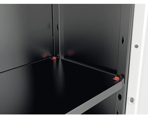 Vedere interioară a unui dulap metalic cu raft