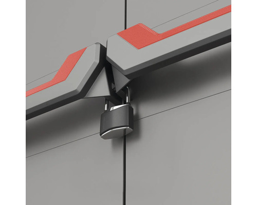 Prim-plan al unui lacăt pe un dulap pentru scule