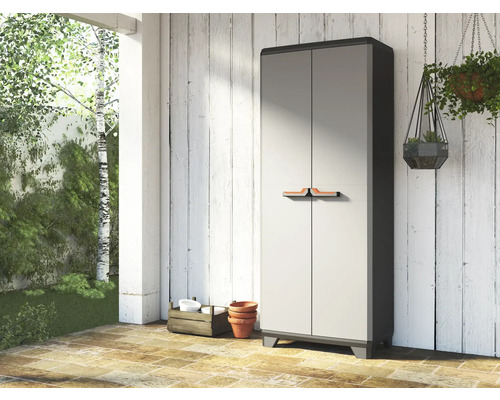 Dulap de grădină pe o terasă cu plante și decorațiuni