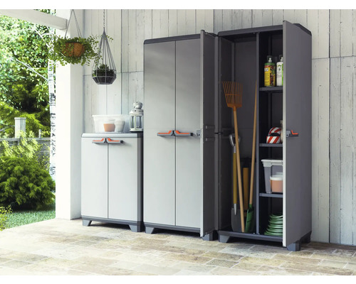 Fotografie cu dulapuri de grădină pentru depozitarea uneltelor și accesoriilor de grădină pe o terasă.