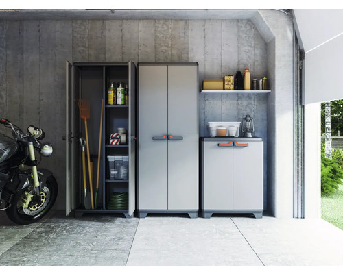 Garaj cu motocicletă și dulapuri de depozitare pentru scule și echipamente de grădinărit