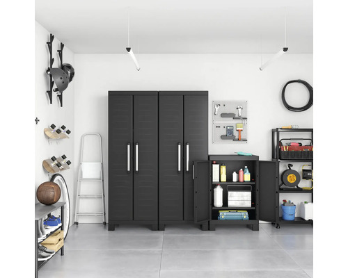 Garaj cu dulapuri din plastic negru, panou pentru scule și diverse soluții de depozitare pentru un atelier organizat.