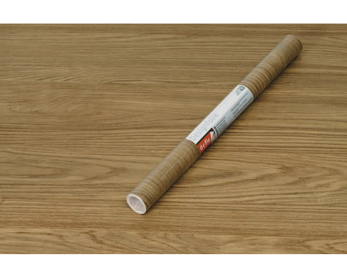 O rolă de folie decorativă cu aspect de lemn.