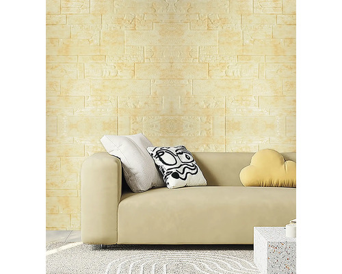 Scenă cu o canapea și un perete cu tapet cu model de cărămidă