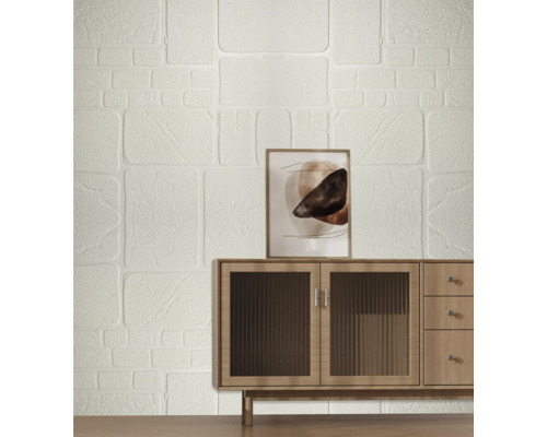 Scenă de locuință cu placare de perete albă cu aspect de piatră și o comodă