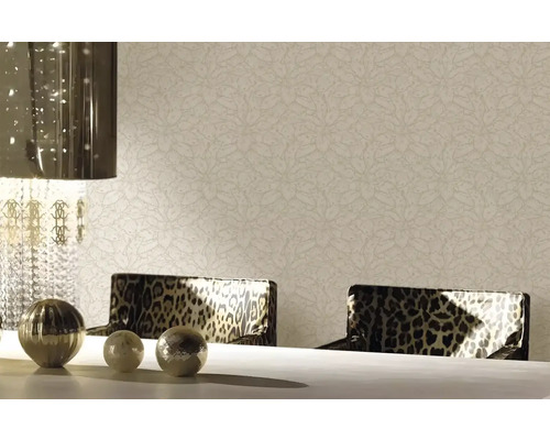 Interior decorativ cu tapet cu model și scaune cu imprimeu de leopard