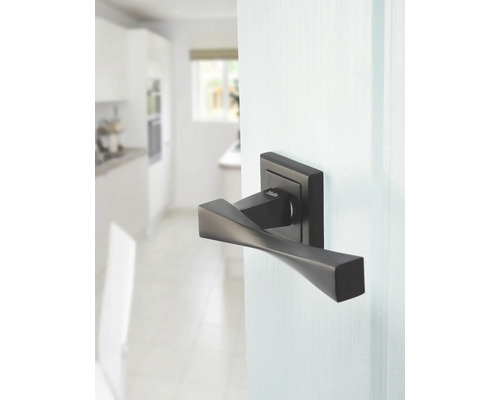 Mâner de ușă cu rozetă pătrată pe o ușă