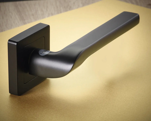 Mâner de ușă negru cu logo-ul Yale