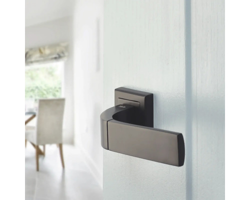 Mâner de ușă metalic pe o ușă