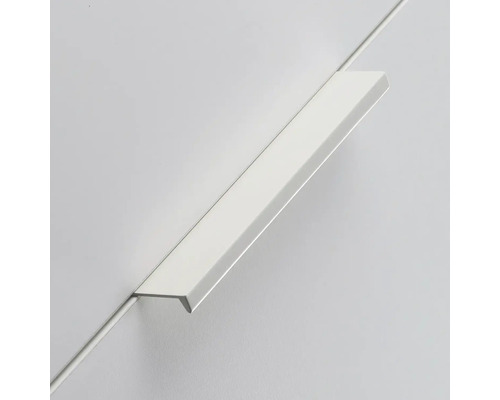 Mâner profilat pe ușa dulapului