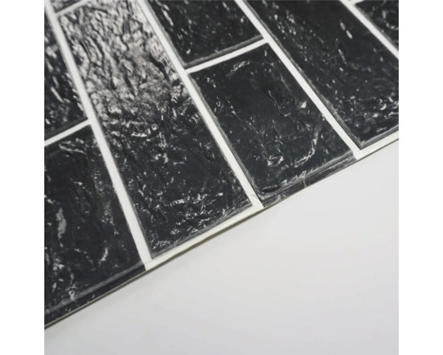 Prim-plan cu o faianță autoadezivă neagră cu aspect de piatră