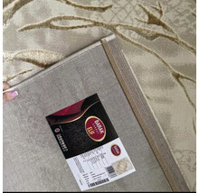 Prim-plan cu un covor cu model floral și eticheta mărcii Barak Carpet Elif.