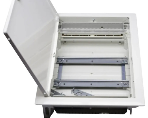 Cutie de distribuție încastrată cu ușa deschisă pentru instalație electrică