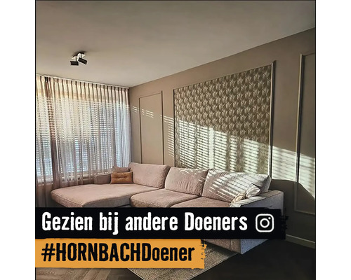 Living cu canapea de colț, perdele și panouri de perete