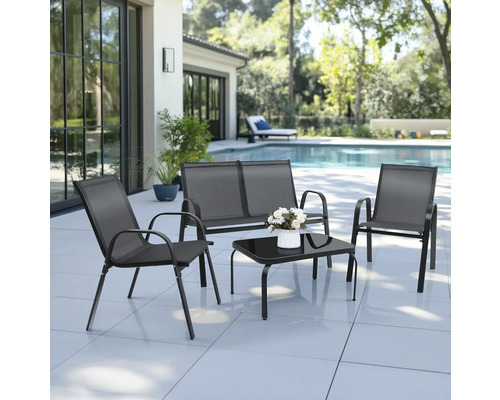 Set de mobilier de grădină cu două scaune, o bancă și o masă pe o terasă