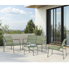 Set mobilier de grădină cu canapea, două scaune și o masă pe o terasă