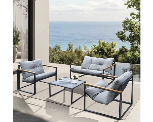 Set mobilier de grădină cu două fotolii, o bancă și o masă pe o terasă cu vedere la mare