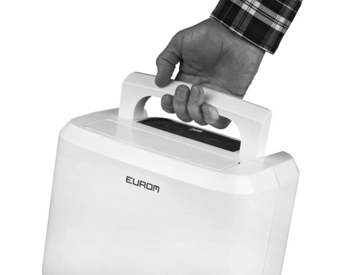 O persoană ține de mâner un dezumidificator marca Eurom.