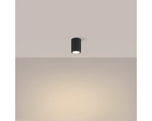 Plafonieră LED neagră cu carcasă canelată.