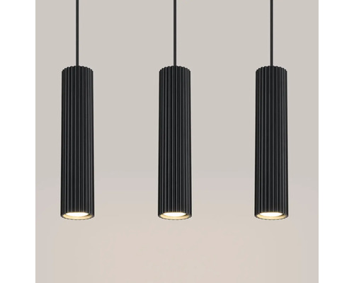 Trei lămpi suspendate negre cu suprafață canelată