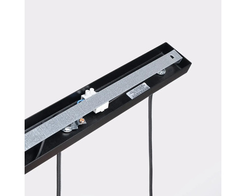 Imagine detaliată cu o lampă suspendată neagră cu șină metalică