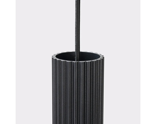 Prim-plan cu o lampă suspendată metalică canelată cu cablu