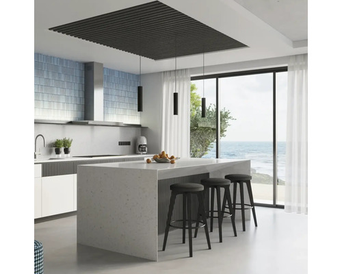 Bucătărie modernă cu insulă, scaune de bar, hotă și vedere la mare