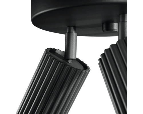 Prim-plan detaliat al unei lămpi de plafon negre cu cap de lampă canelat