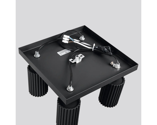 Lumină de plafon cu bază pătrată și cabluri de conectare