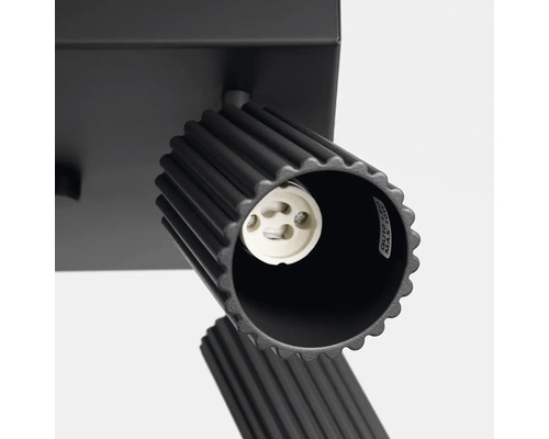 Prim-plan al unei lămpi de tavan negre cu dulie GU10