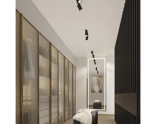 Dressing cu dulapuri încorporate, oglindă și lămpi de tavan